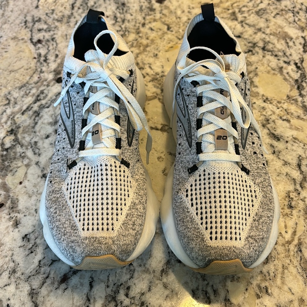 In excellent condition women’s Glycerin brook sneakers. Size 8.5